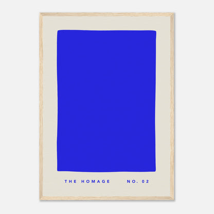 Das kräftig blaue Poster "The Homage No. 02" in einem Holzrahmen.