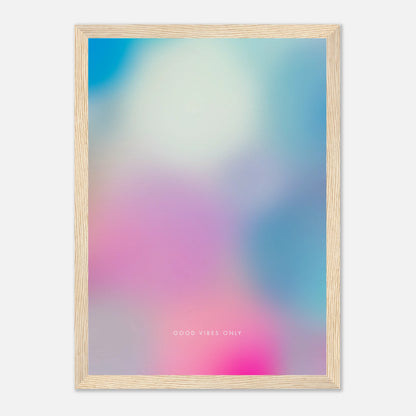 Designposter „Good Vibes Only“ in einem Holzrahmen.