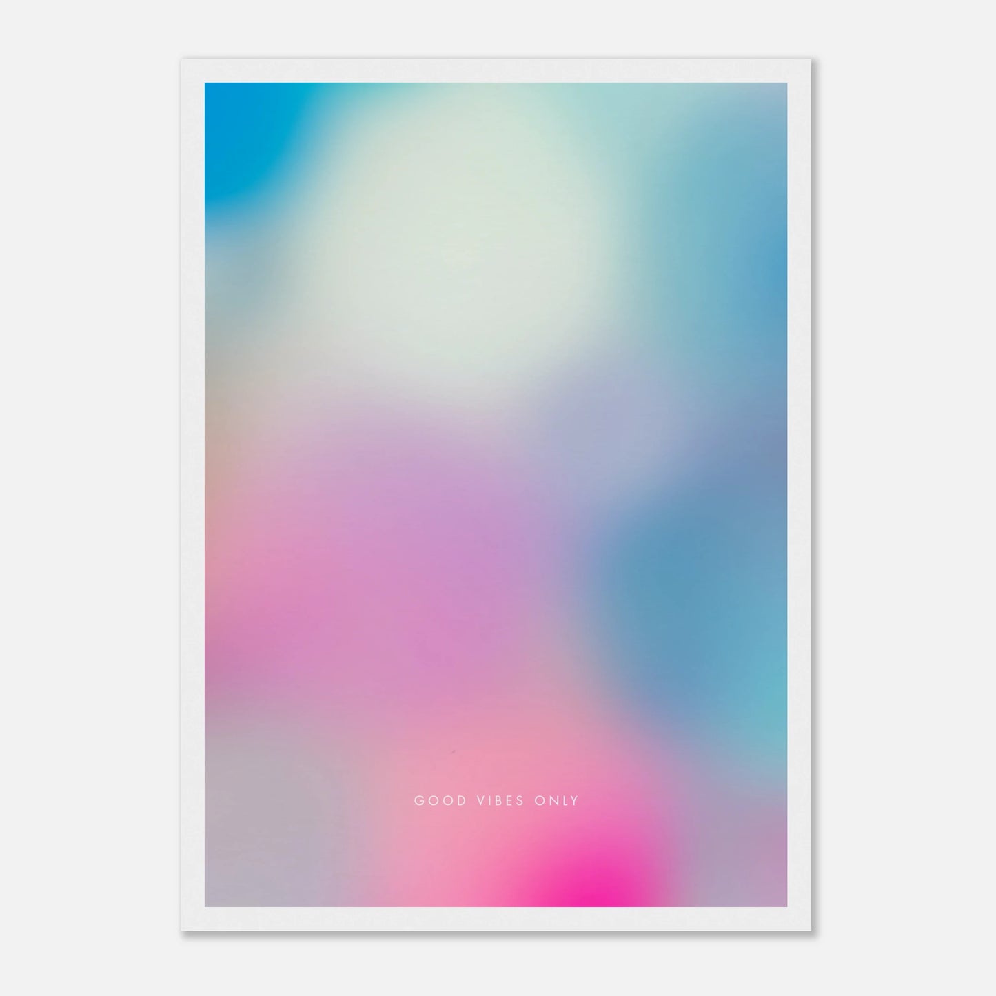 Designposter „Good Vibes Only“ in einem weissen Holzrahmen.