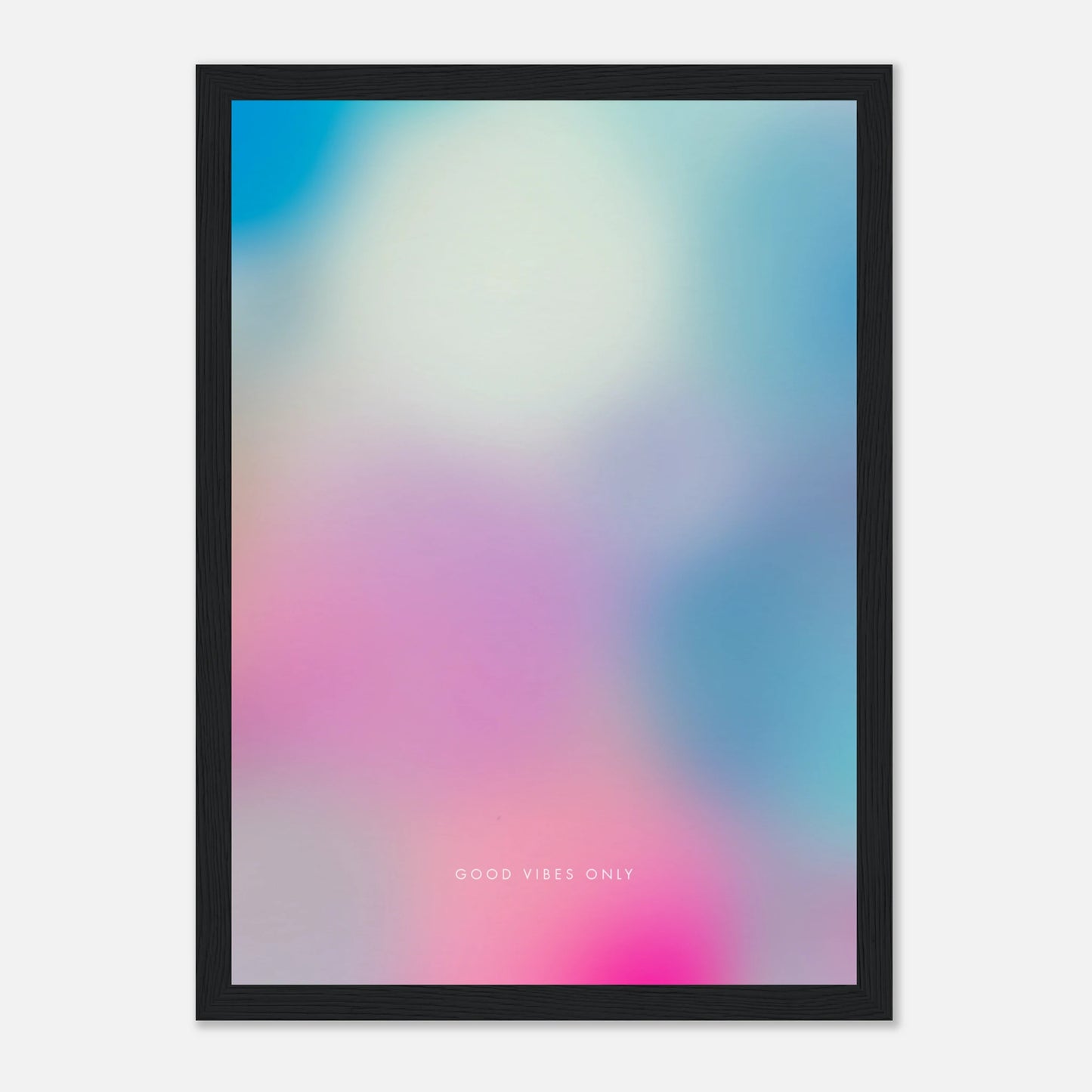 Designposter „Good Vibes Only“ in einem schwarzen Holzrahmen.