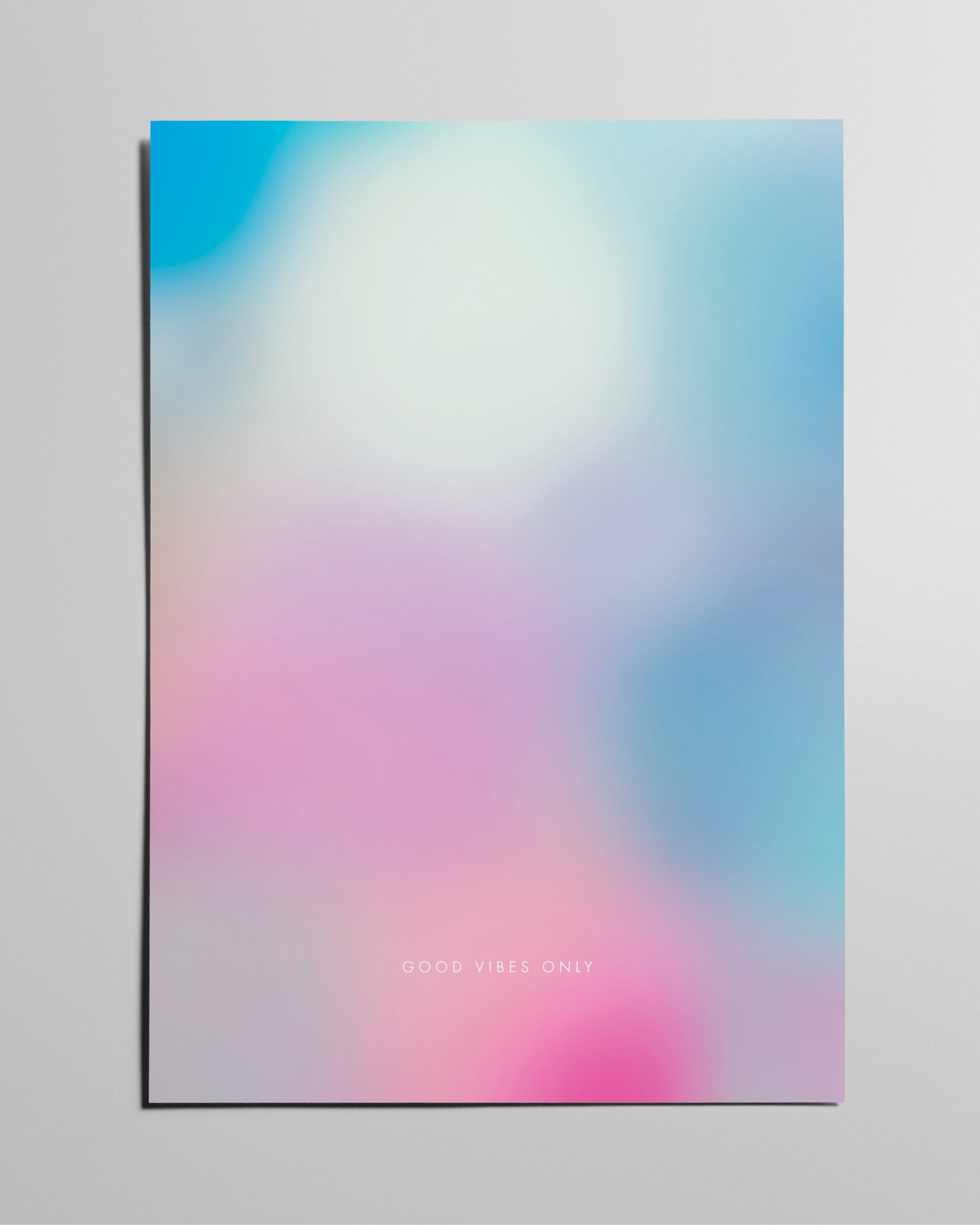 Minimalistisches Poster mit sanftem Farbverlauf in Pastellrosa, Violett und Blau sowie Typografie „Good Vibes Only“ von Myria Notarnicola.