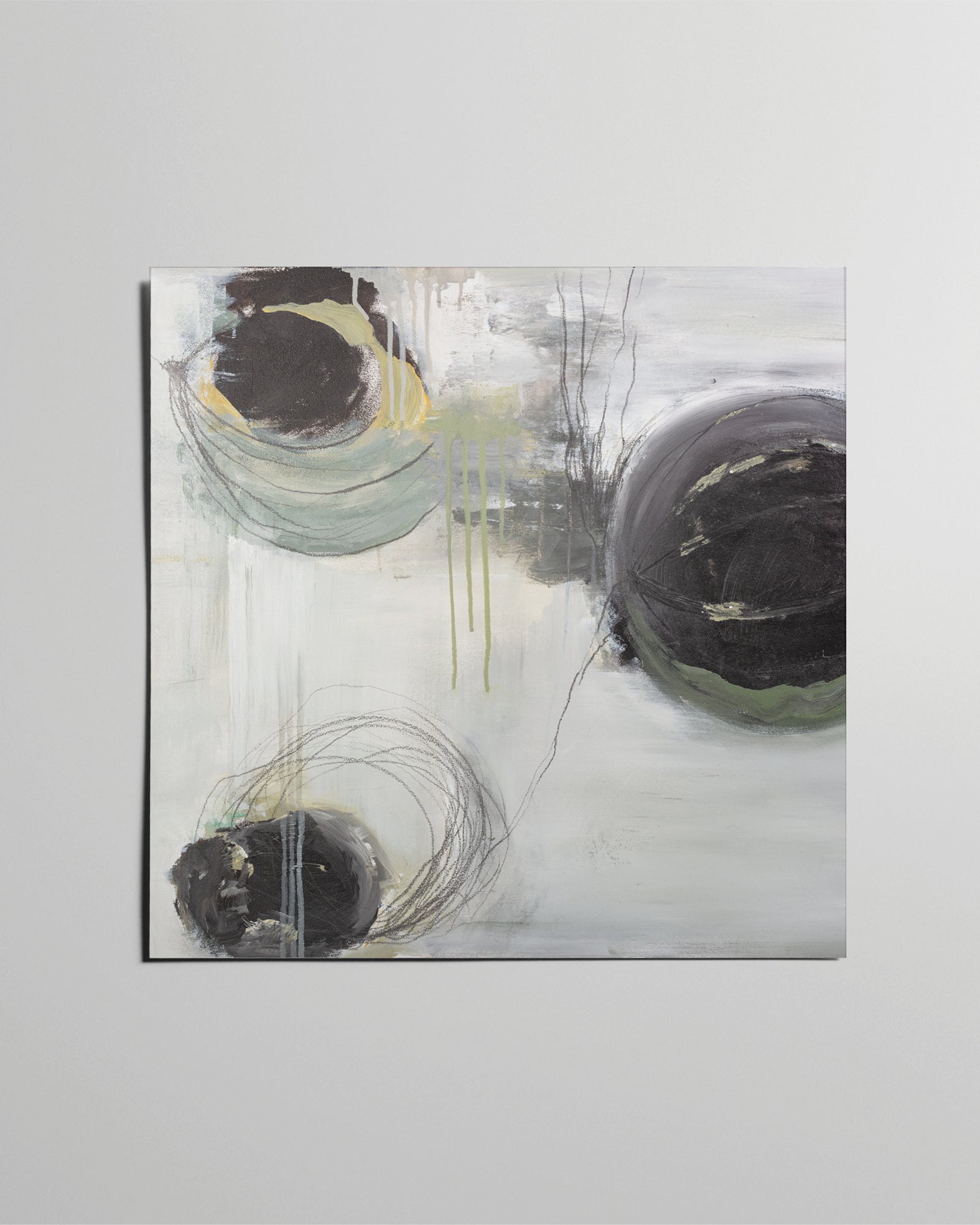 Abstraktes Kunstposter mit drei dunklen Kreisen und grafischen Linien auf hellem Untergrund, Acryl und Graphit, von Myria Notarnicola.