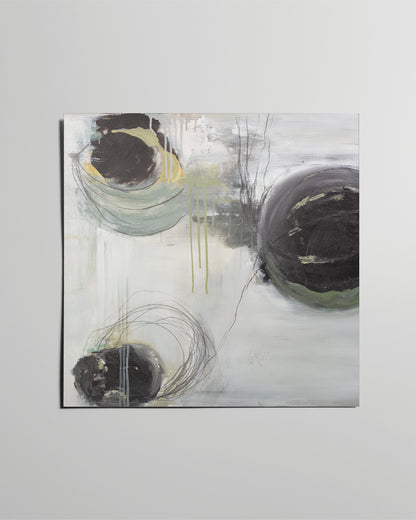 Abstraktes Kunstposter mit drei dunklen Kreisen und grafischen Linien auf hellem Untergrund, Acryl und Graphit, von Myria Notarnicola.