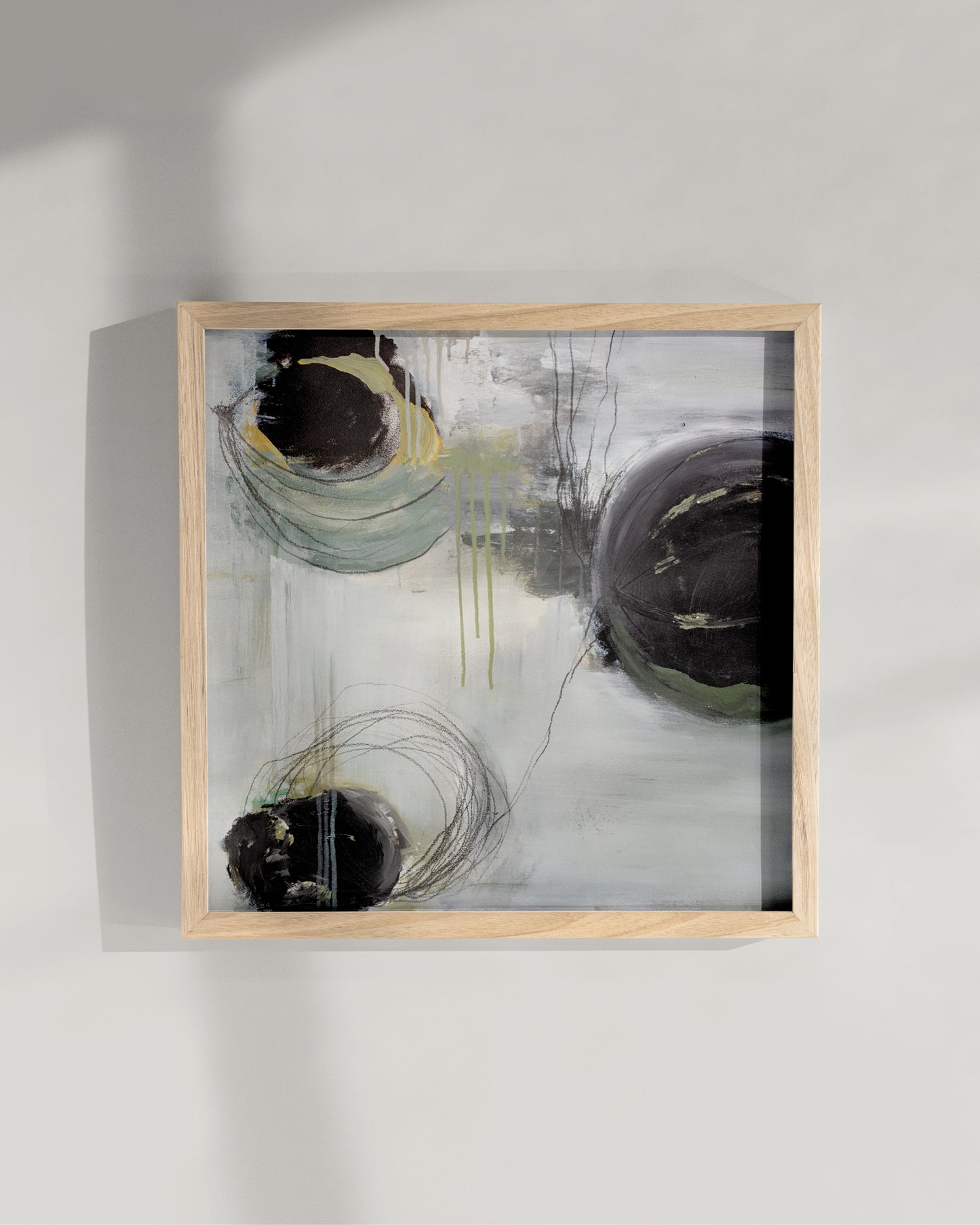 Quadratisches Kunstposter mit abstraktem Kreis-Motiv, eingerahmt in einem Holzrahmen