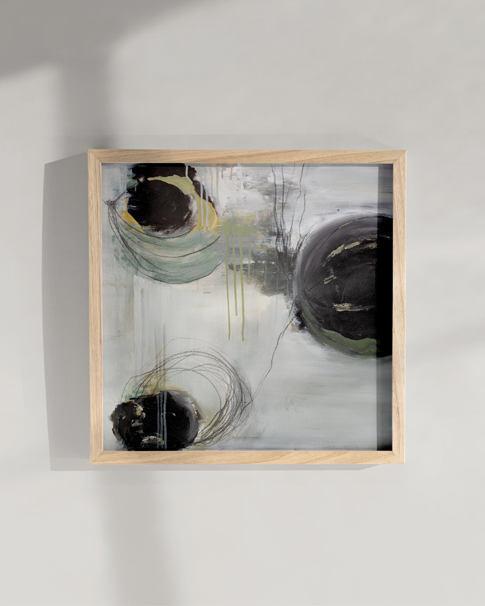 Quadratisches Kunstposter mit abstraktem Kreis-Motiv, eingerahmt in einem Holzrahmen