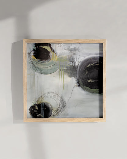 Quadratisches Kunstposter mit abstraktem Kreis-Motiv, eingerahmt in einem Holzrahmen