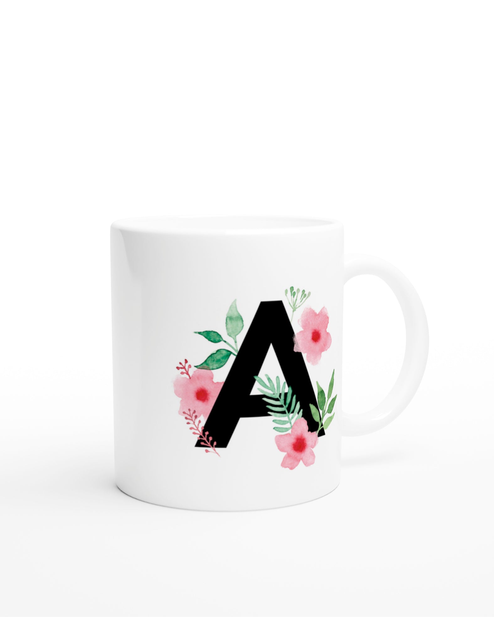 Seitenansicht weiße Keramiktasse mit schwarzem Buchstaben A und rosa-grünen Aquarell-Blumen