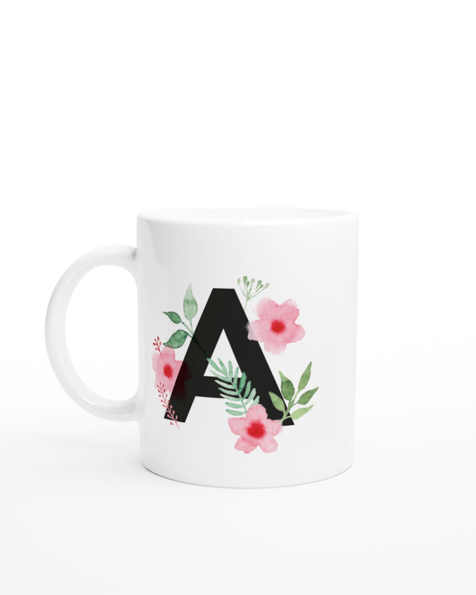 Seitenansicht weiße Keramiktasse mit schwarzem Buchstaben A und rosa-grünen Aquarell-Blumen
