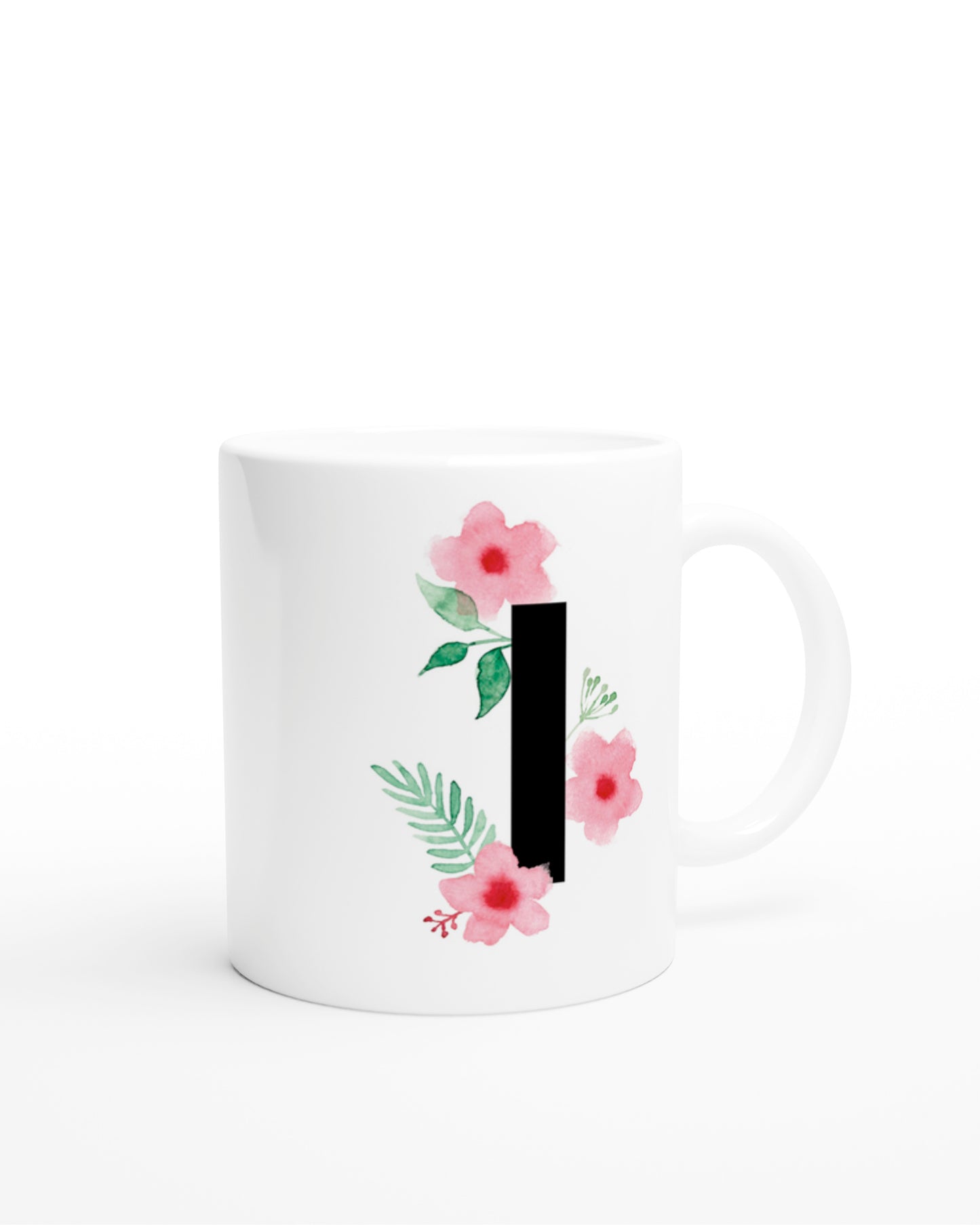 Weiße Keramiktasse mit schwarzem Buchstaben I und rosa-grünen Aquarell-Blumen