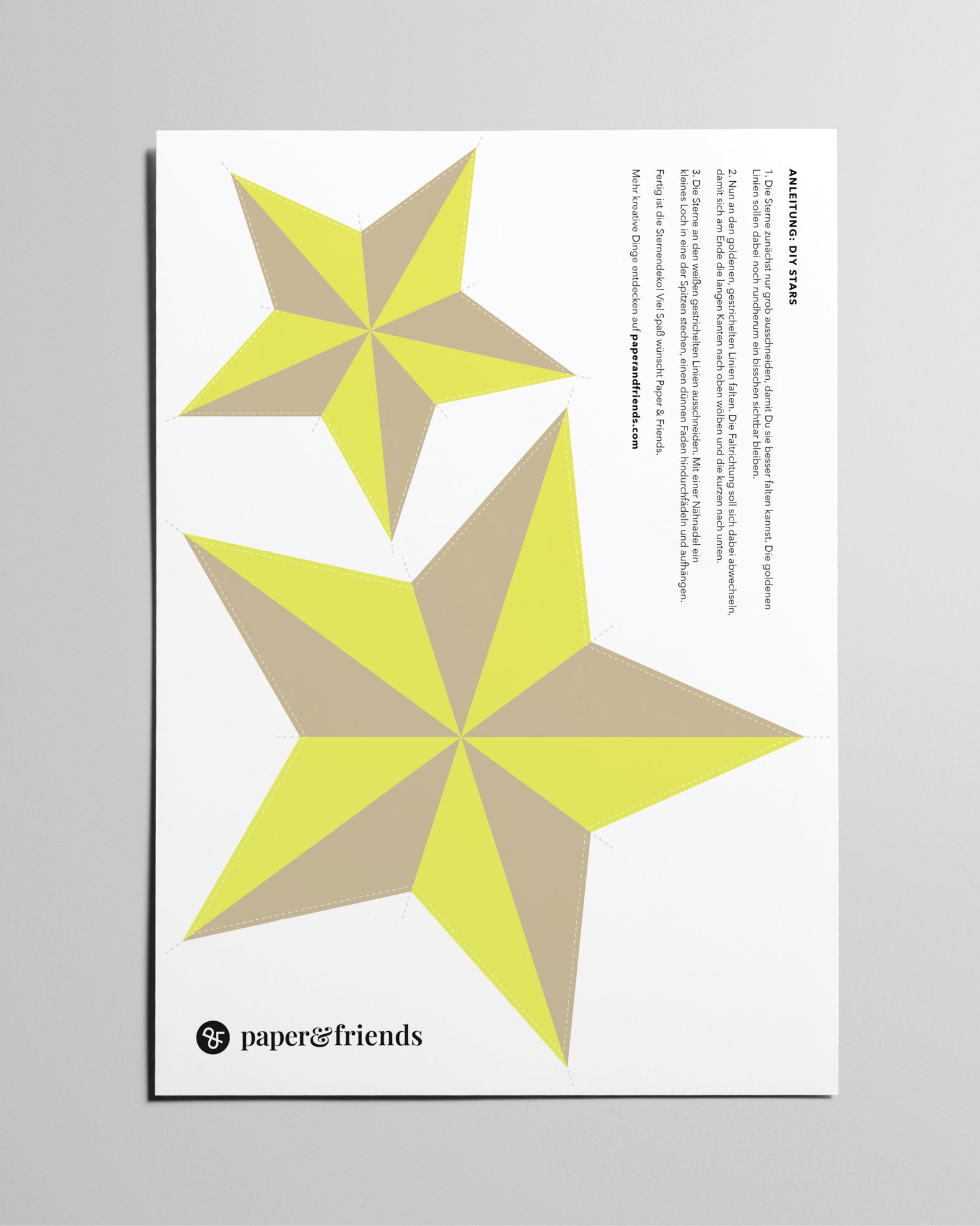 A4-Bastelbogen mit großem und kleinem Stern-Motiv in Neon-Gelb und Sandbeige, inkl. Bastelanleitung