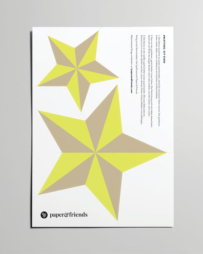 A4-Bastelbogen mit großem und kleinem Stern-Motiv in Neon-Gelb und Sandbeige, inkl. Bastelanleitung