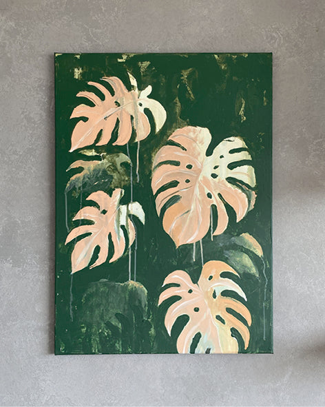 Originalgemälde mit fünf großen rosa Monstera-Blättern auf dunkelgrünem Hintergrund.