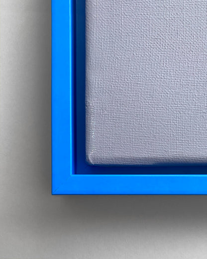 Detail  eines Schattenfugenrahmen in Neon Blau mit einer grauen Leinwand