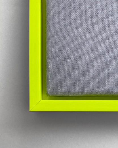 Detail des Schattenfugen-Rahmens in Neon Gelb mit einer grauen Leinwand