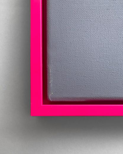 Detail des Schattenfugen-Rahmens in Neon Pink mit einer grauen Leinwand