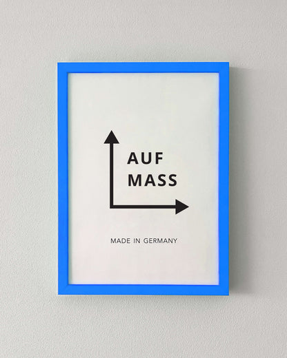 Bilderrahmen nach Maß in Neon Blau vor weißer Wand 