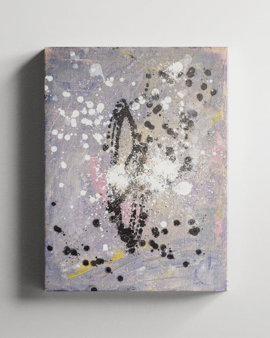 Abstrakter Leinwanddruck „Essence In Motion“ von Patrick Fornell – wilde schwarze und weiße Farbspritzer auf lila-grauem Grund.