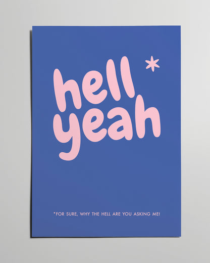 Typografie-Poster „hell yeah“ in rosa auf blauem Hintergrund, modernes Motivationsposter von Myria Notarnicola.