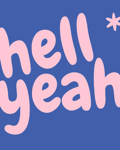 Detailansicht des Schriftzugs „hell yeah“ in Rosa auf blauem Poster.