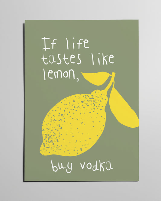 Humorvolles Zitronen-Poster „If Life Tastes Like Lemon, buy Vodka“ an grauer Wand.