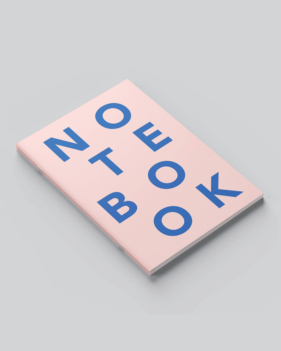 Notizheft in Rosa mit blauer Typografie