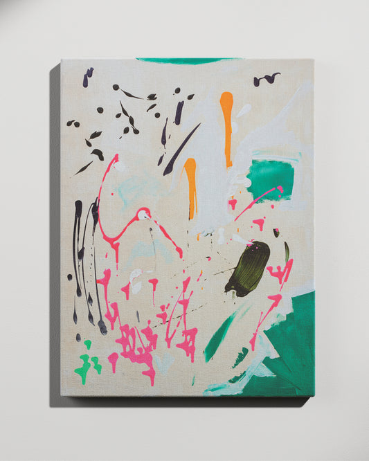 Abstrakte Komposition mit Farbklecksen und Drippings auf heller Leinwand. Leinwanddruck „Drip Happens“ von Patrick Fornell, Format 50 x 70 cm.