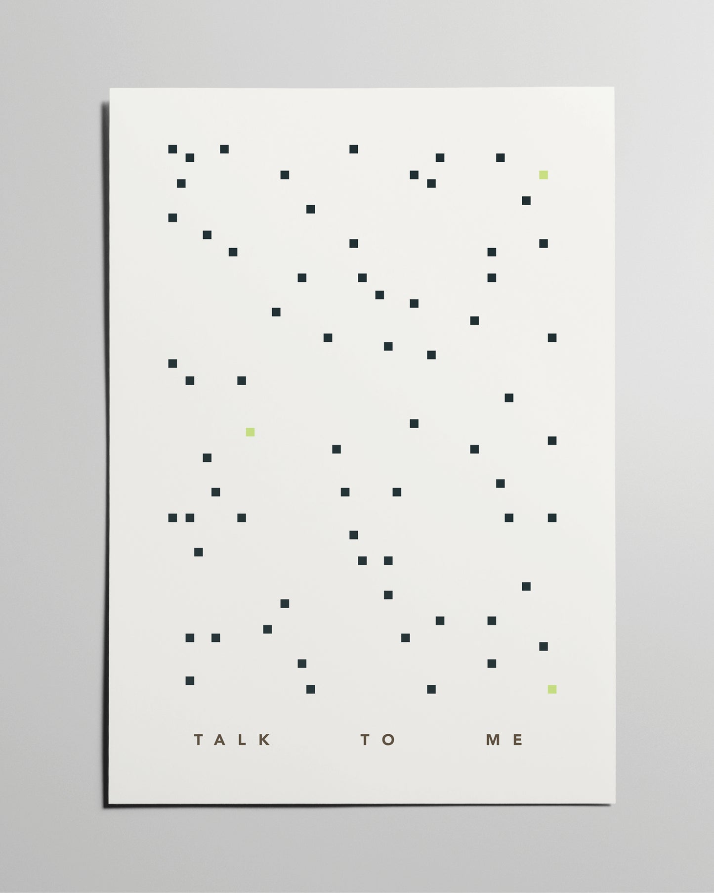 Poster mit vielen kleinen schwarzen Quadraten vor hellem Hintergrund, diskret unterbrochen von wenigen hellgrünen Farbakzenten und dem Schriftzug „Talk To Me“.