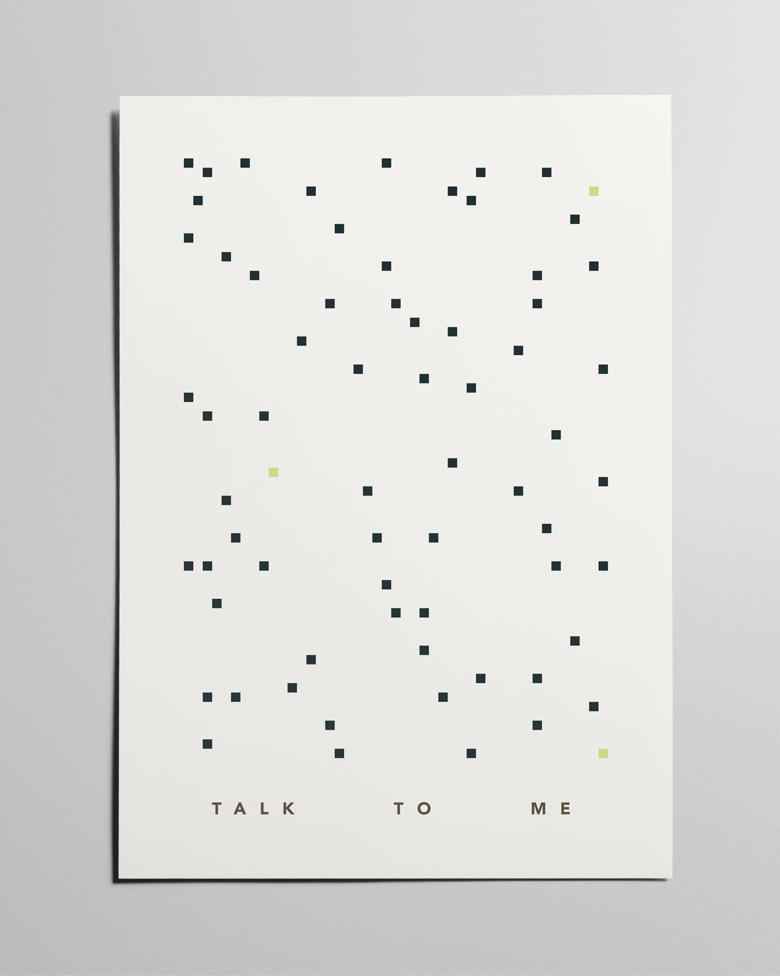 Poster mit vielen kleinen schwarzen Quadraten vor hellem Hintergrund, diskret unterbrochen von wenigen hellgrünen Farbakzenten und dem Schriftzug „Talk To Me“.