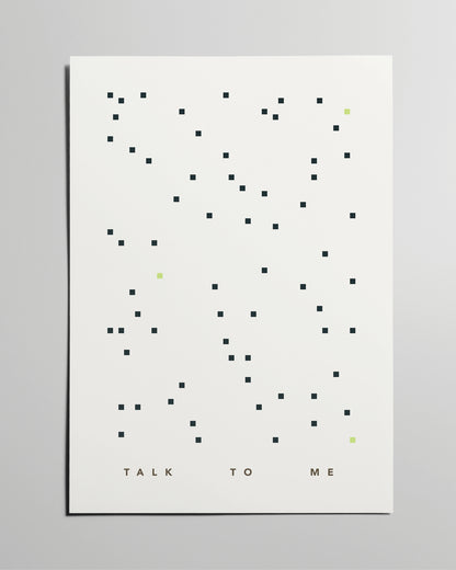Poster mit vielen kleinen schwarzen Quadraten vor hellem Hintergrund, diskret unterbrochen von wenigen hellgrünen Farbakzenten und dem Schriftzug „Talk To Me“.