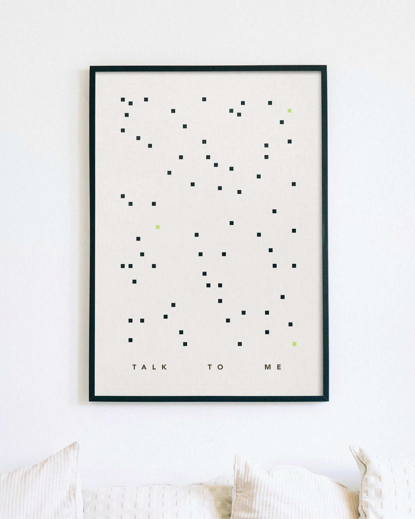 Kunstposter „Talk To Me“ als Eyecatcher im modernen Interior, gerahmt über Sofa.