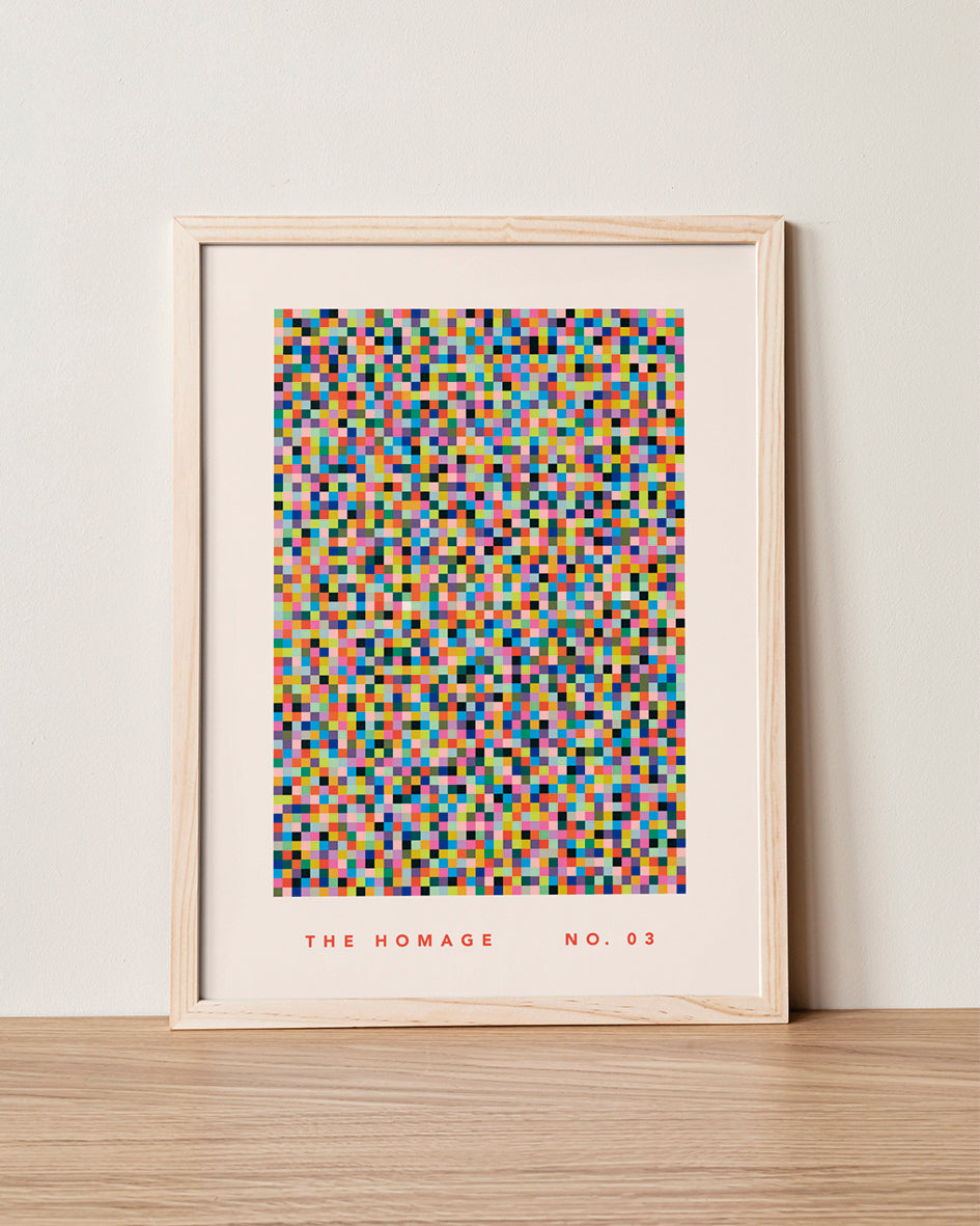 Poster mit buntem Farbmosaik in einem in einem Holzrahmen an der Wand lehnend.