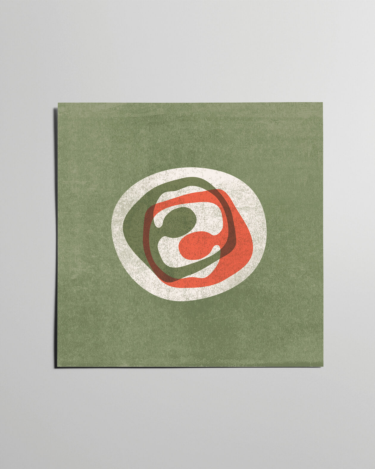 Abstraktes Kunstposter „The Lovers“ mit zwei ineinander verschlungenen Formen in Olivgrün und Rot auf beigem Grund.