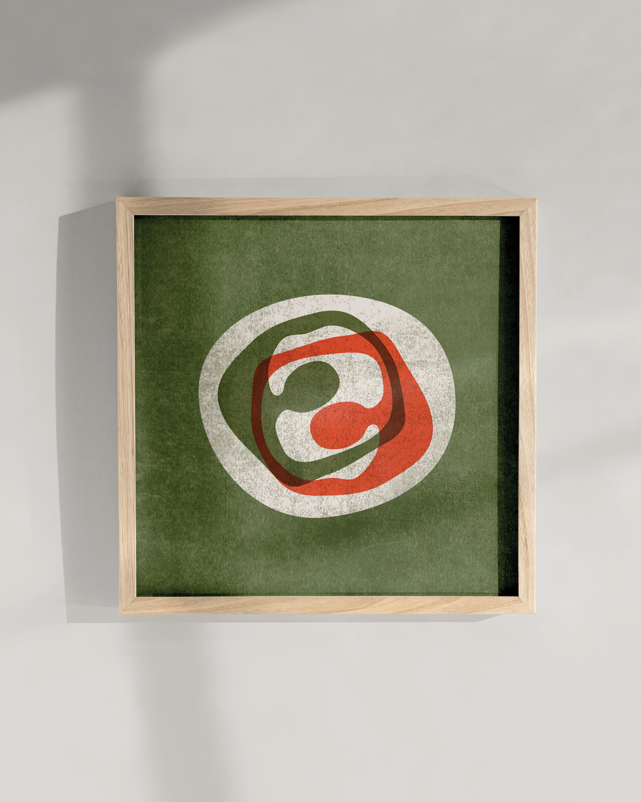 „The Lovers“-Poster im Holzrahmen an einer Wand, modernes Interior.