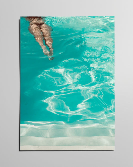 Minimalistisches Kunstposter, Fotografie einer Frau im türkisfarbenen Pool.