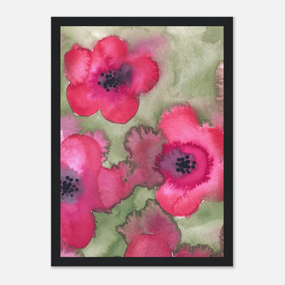Das Aquarellbild „Pink Flowers“ in einem schwarzen Holzrahmen.