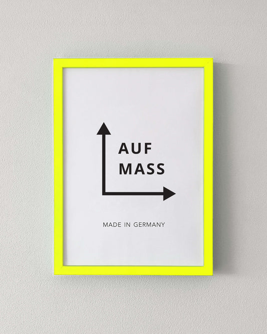 Bilderrahmen nach Maß in Neon Gelb an weißer Wand