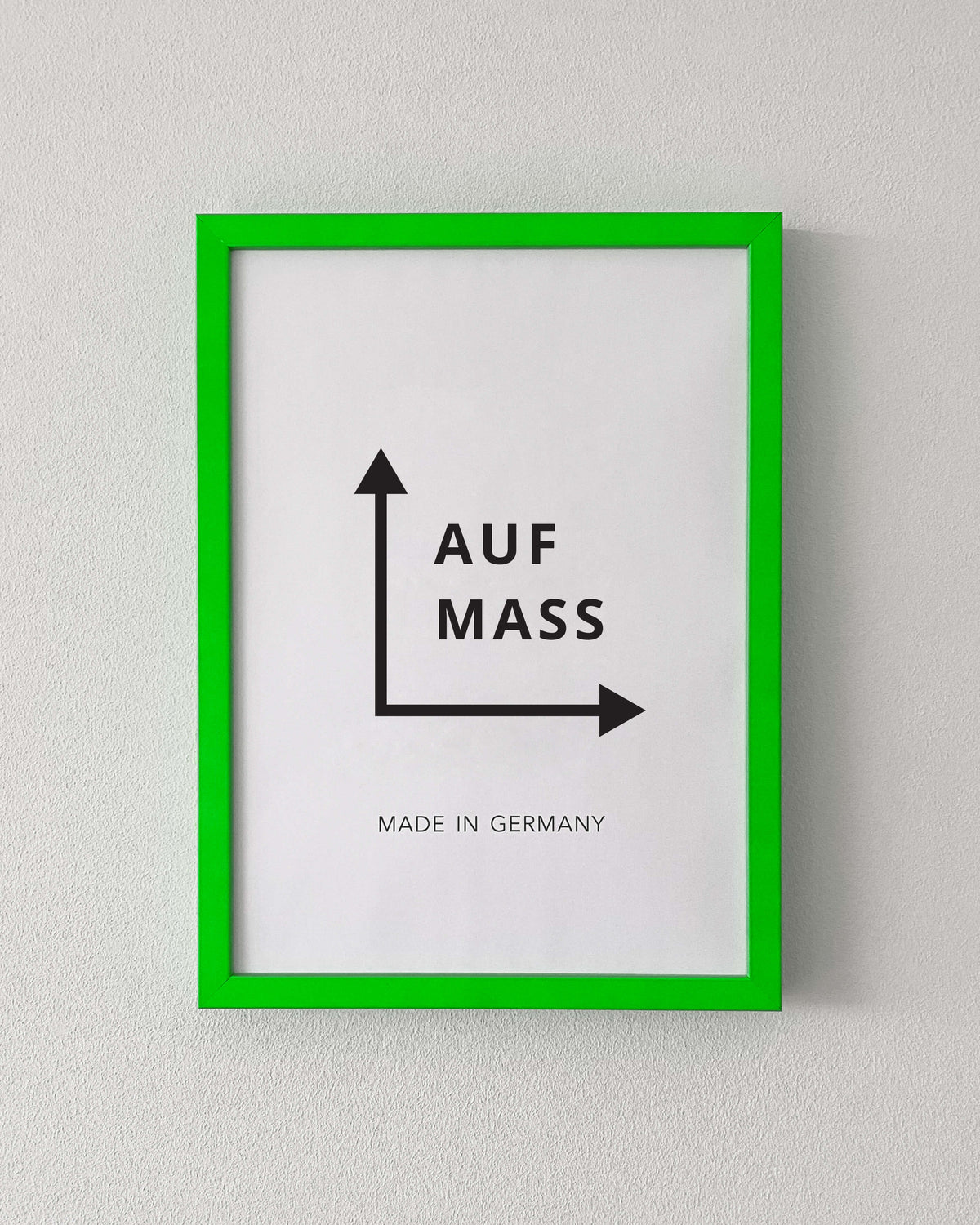 Bilderrahmen nach Maß in Neon Grün an einer weißen Wand