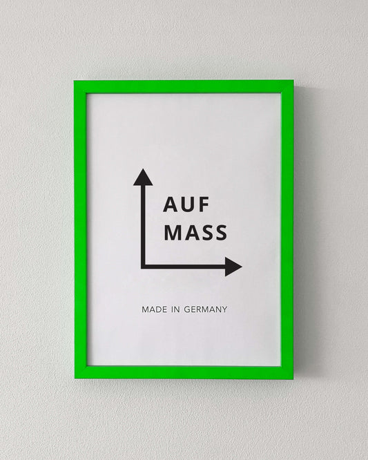 Bilderrahmen nach Maß in Neon Grün an einer weißen Wand