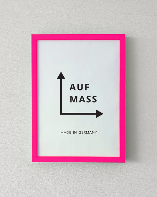 Bilderrahmen in Neonpink auf Maß an weißer Wand