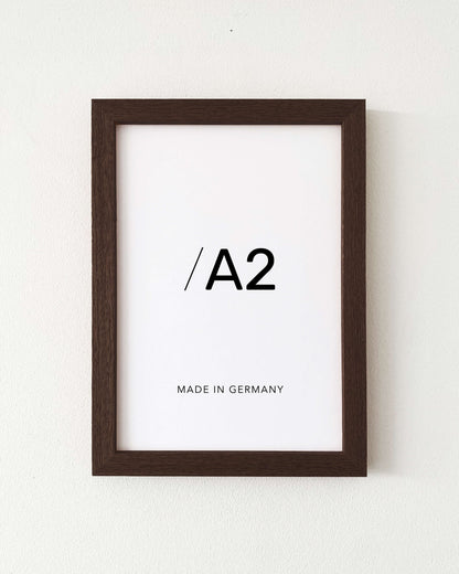 Holzrahmen für Poster in Wenge lasiert, matt mit fühl- und sichtbarer Holzstruktur in A2.