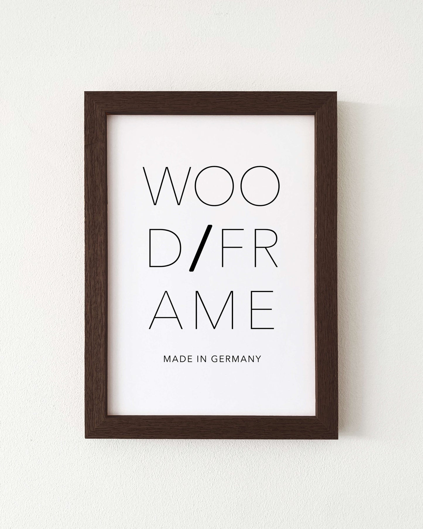 Wood Frame – Bilderrahmen aus Echtholz für Poster in Wenge lasiert, matt mit fühl- und sichtbarer Holzstruktur.