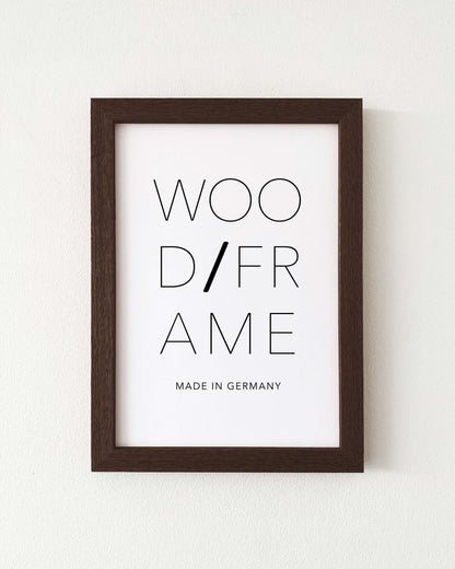 Wood Frame – Bilderrahmen aus Echtholz für Poster in Wenge lasiert, matt mit fühl- und sichtbarer Holzstruktur.
