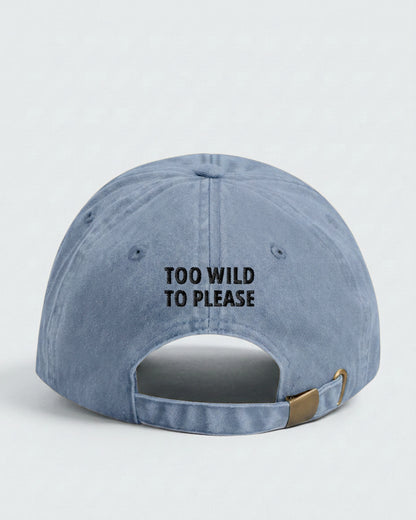 Dad Cap Too Wild To Please in Vintage Light Denim — Rückseite mit Statement