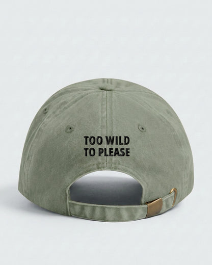 Dad Cap Too Wild To Please in Vintage Olive — Rückseite mit Statement-Stickerei