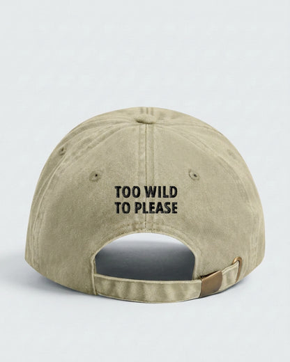 Dad Cap Too Wild To Please in Vintage Sand — Rückseite mit Statement-Stickerei