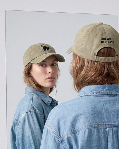 Dad Cap Too Wild To Please. Vorder- und Rückansicht mit Statement-Stickere