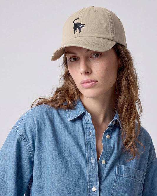 Dad Cap Too Wild To Please in Vintage Sand mit Katzenstickerei, Lifestyle Shot