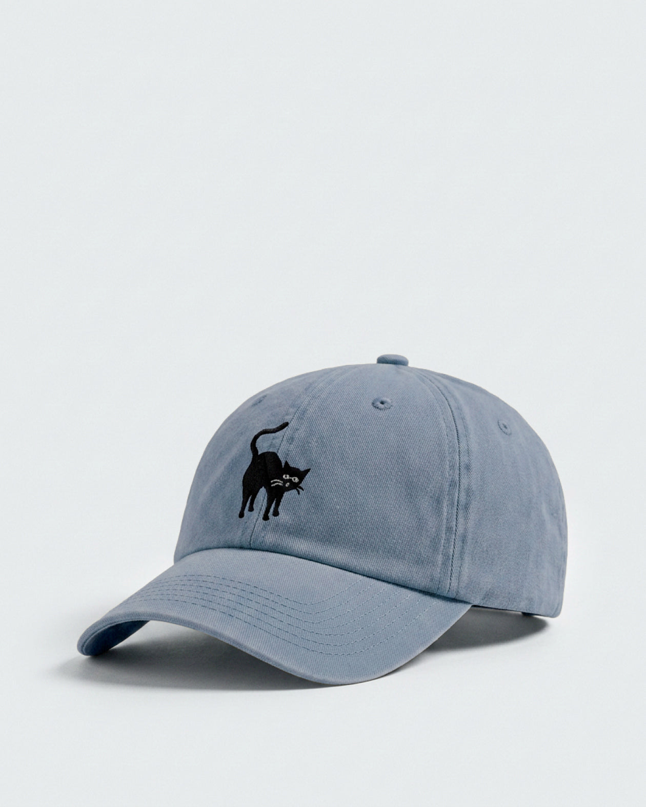 Dad Cap mit Katzenstickerei in Vintage Light Denim — Freisteller Vorderseite