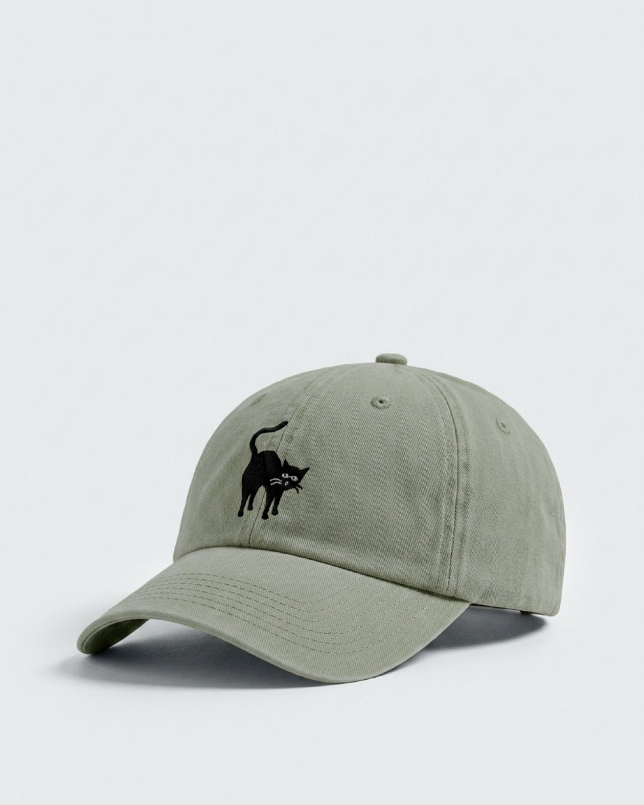 Dad Cap mit Katzenstickerei in Vintage Olive — Freisteller Vorderseite