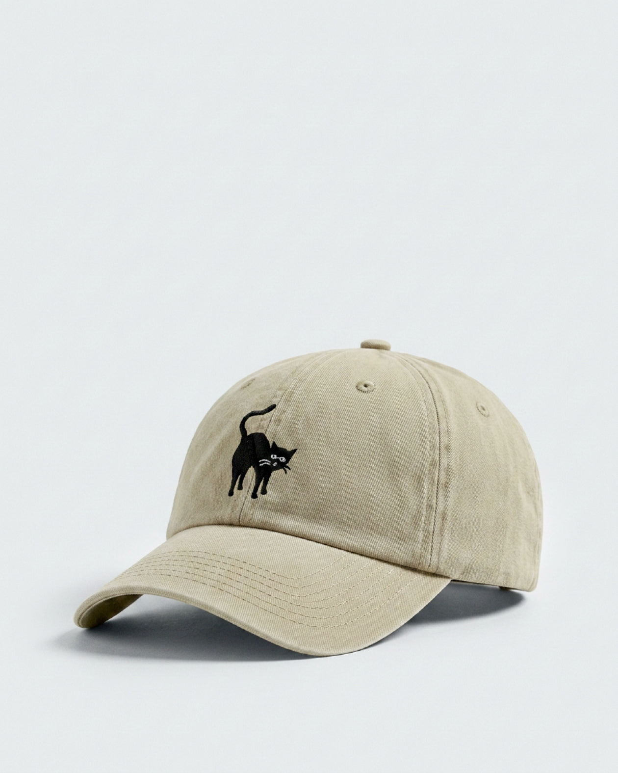 Dad Cap mit Katzenstickerei in Vintage Sand — Freisteller Vorderseite